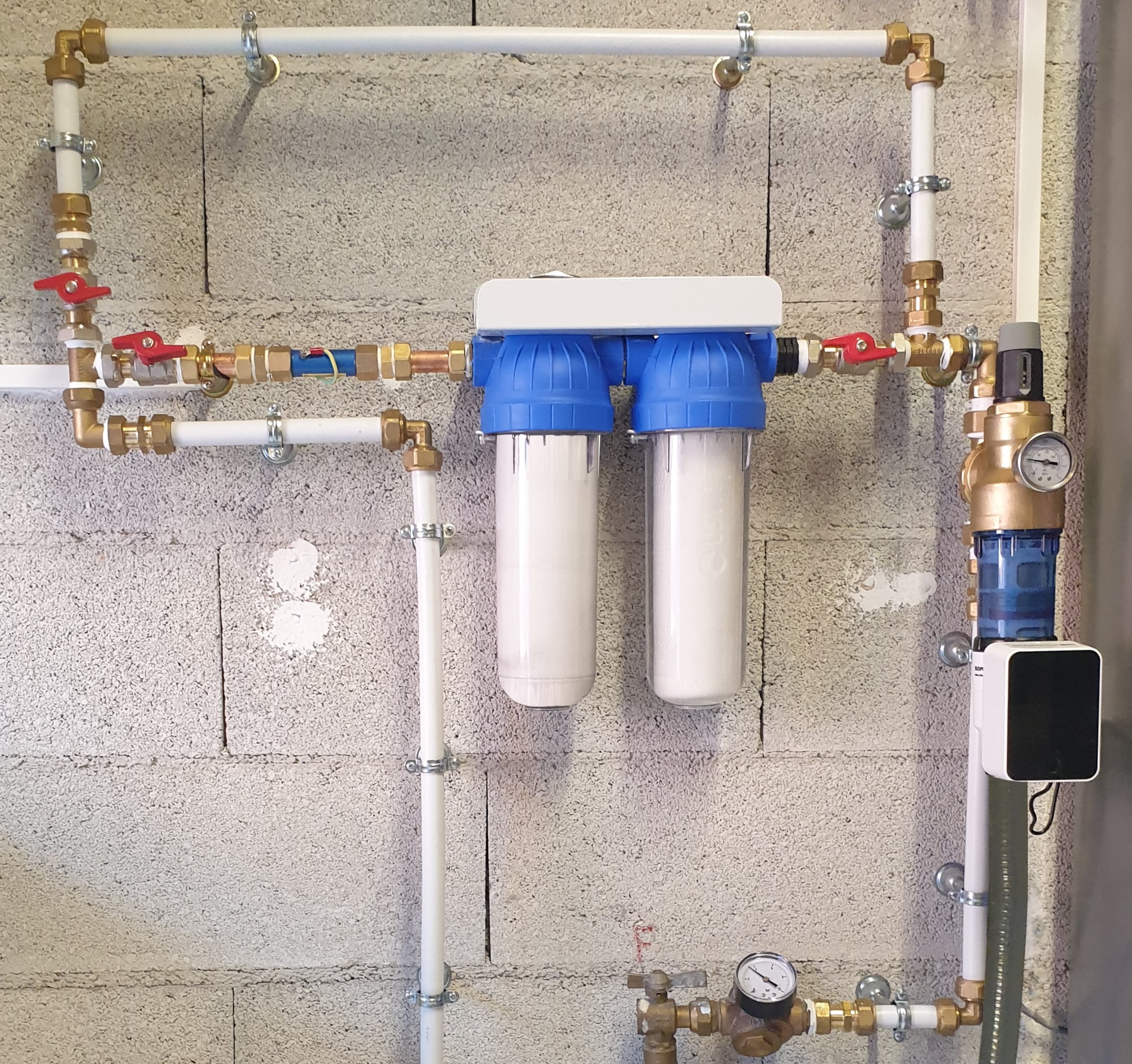 Installation d'un anti-calcaire électrostatique SUPRION sur l'arrivée d'eau principale d'une maison