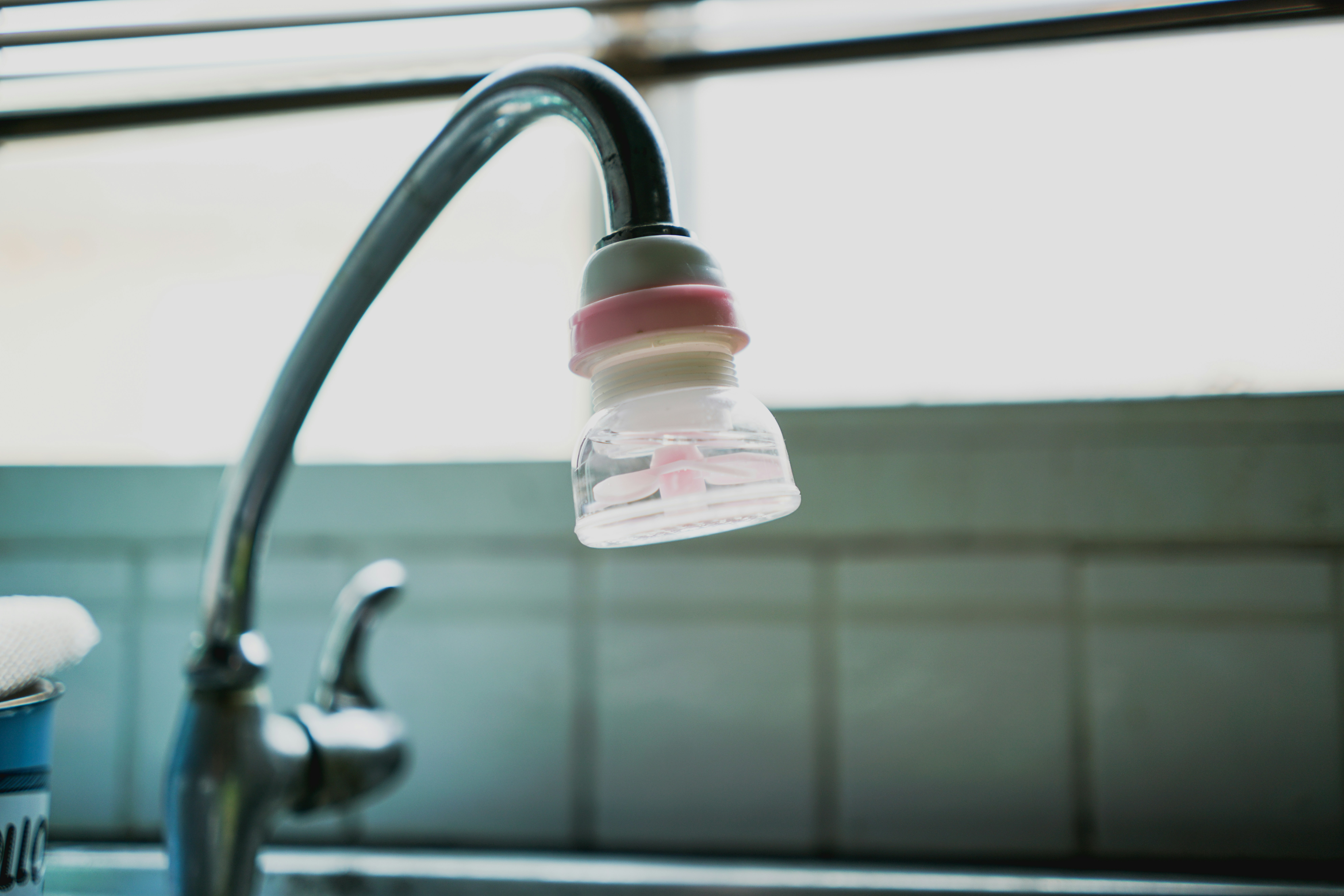 Filtration de l'eau au robinet : illustration de la différence entre filtration et anti-calcaire